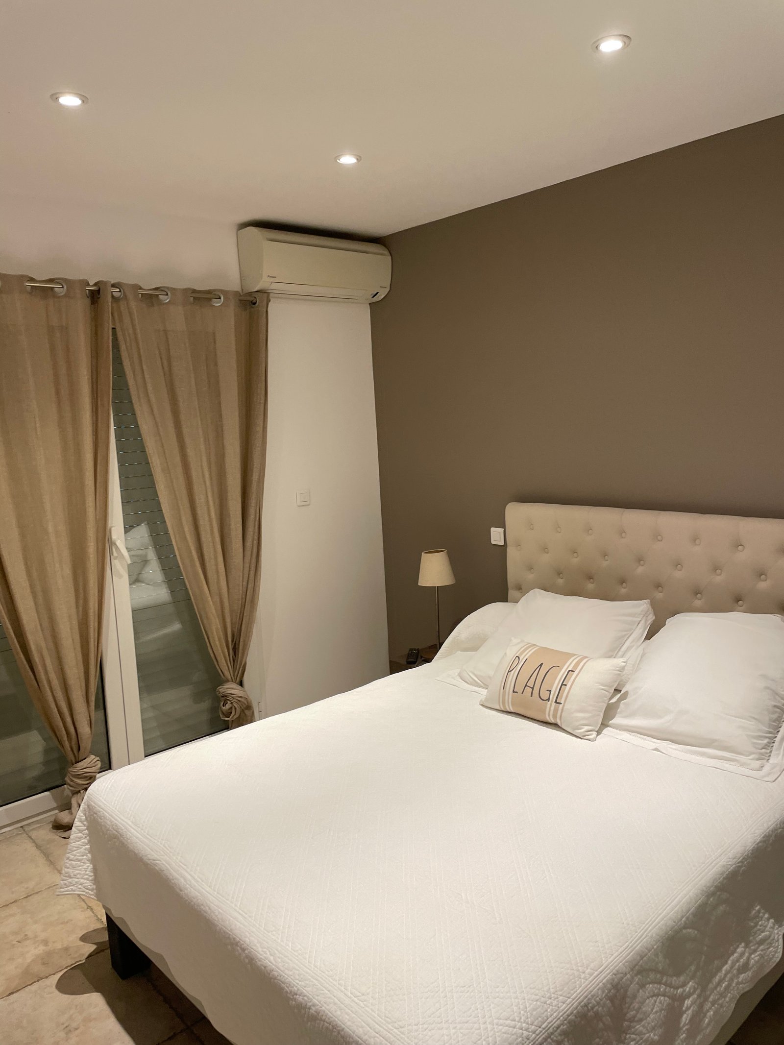 Chambre avec lit double