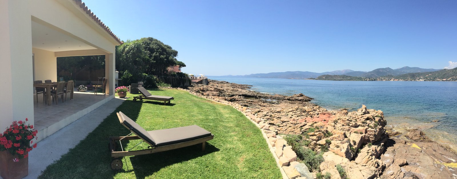 Pelouse et accès mer