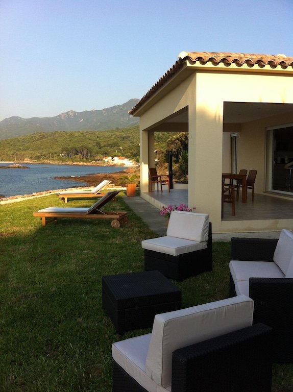 Salon de jardin en soirée