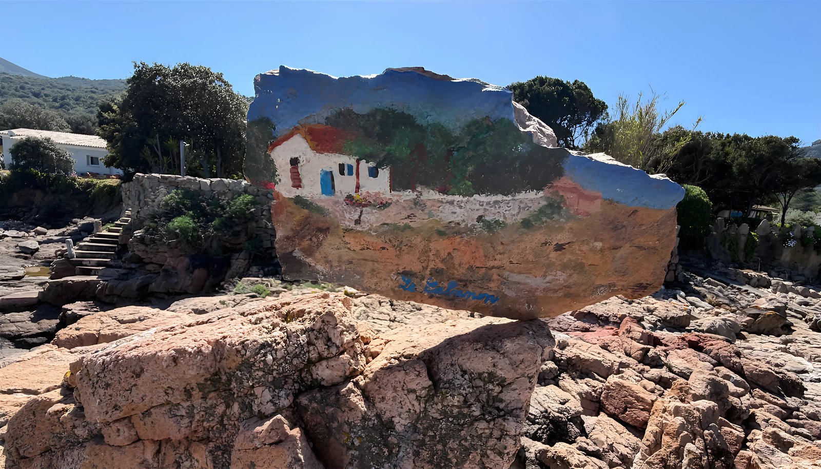 Peinture du cabanon originel peinte sur un rocher de granit