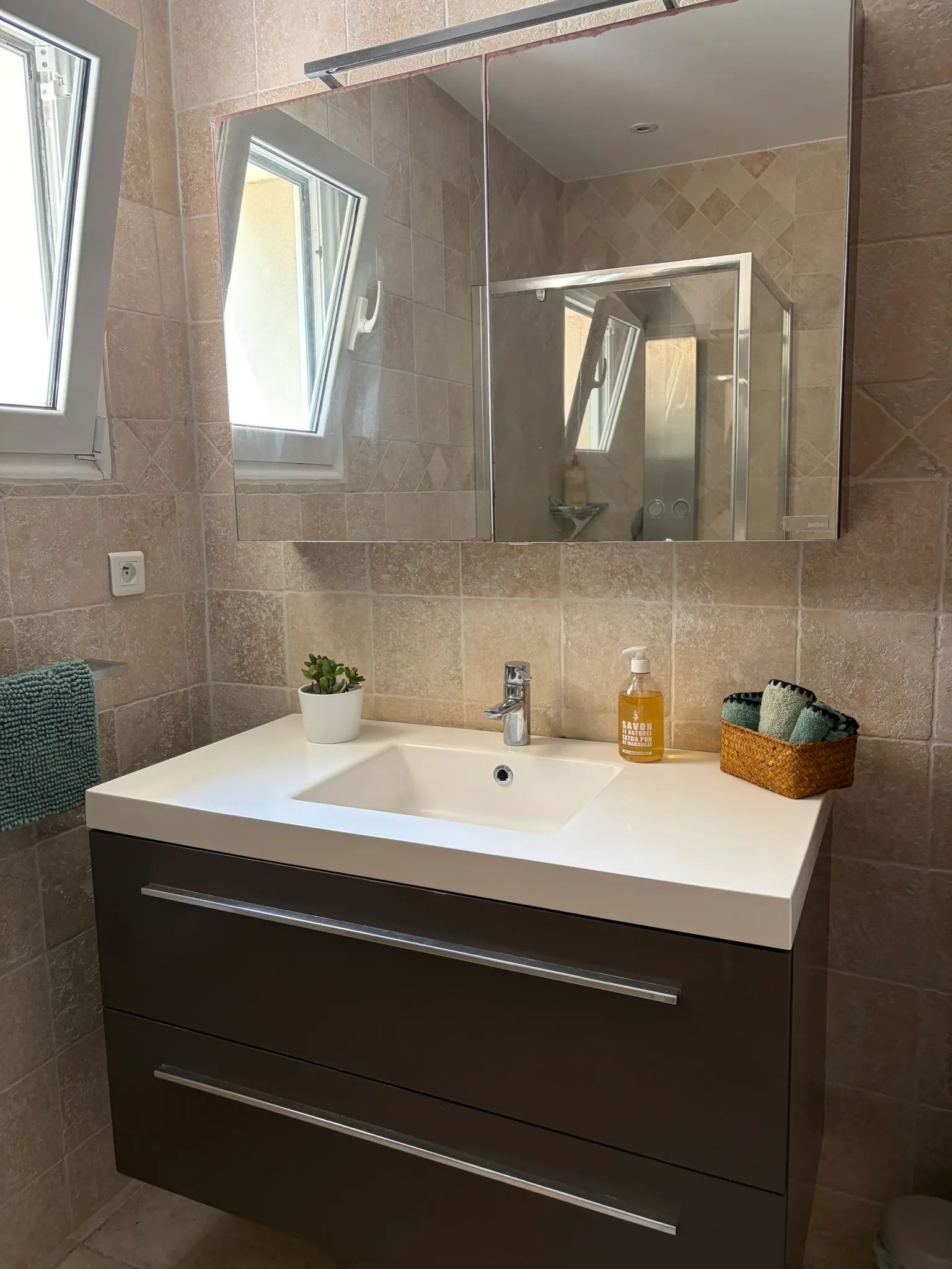 Salle de bain — lavabo et miroir