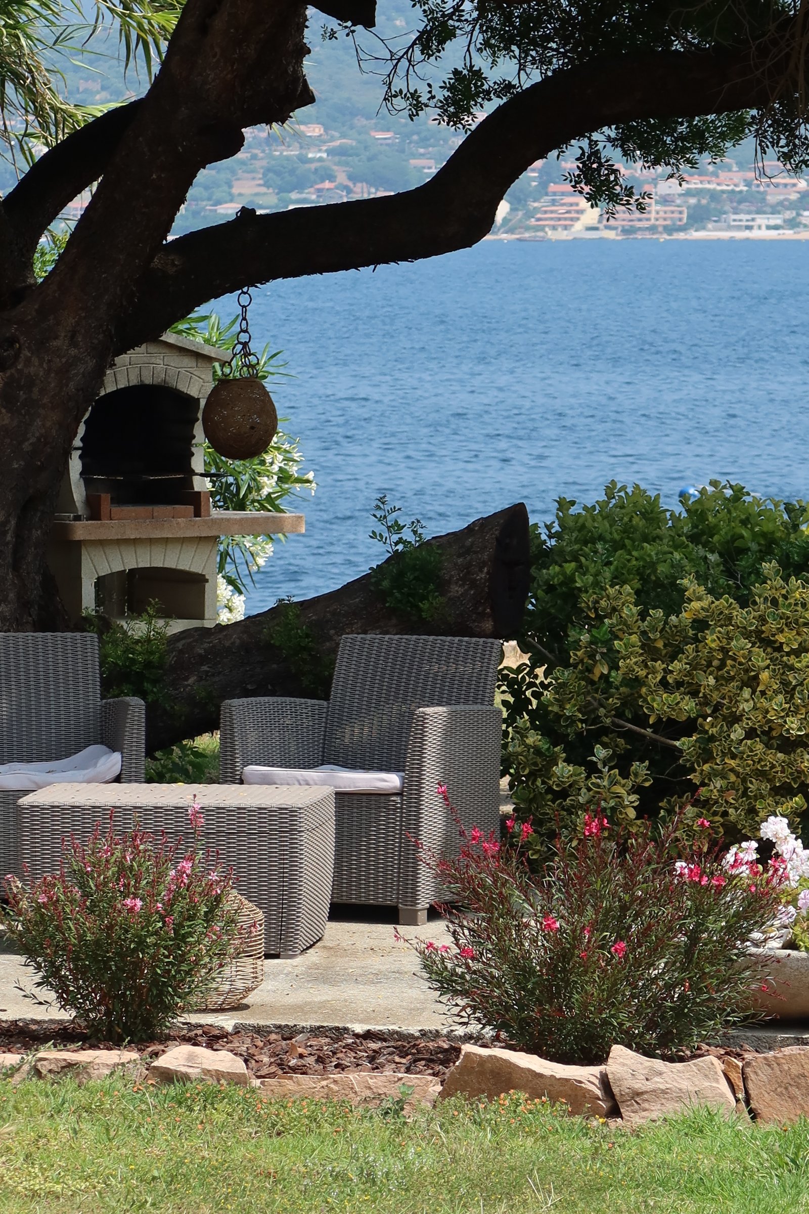 La villa Le Cabanon vue depuis la mer, pieds dans l'eau